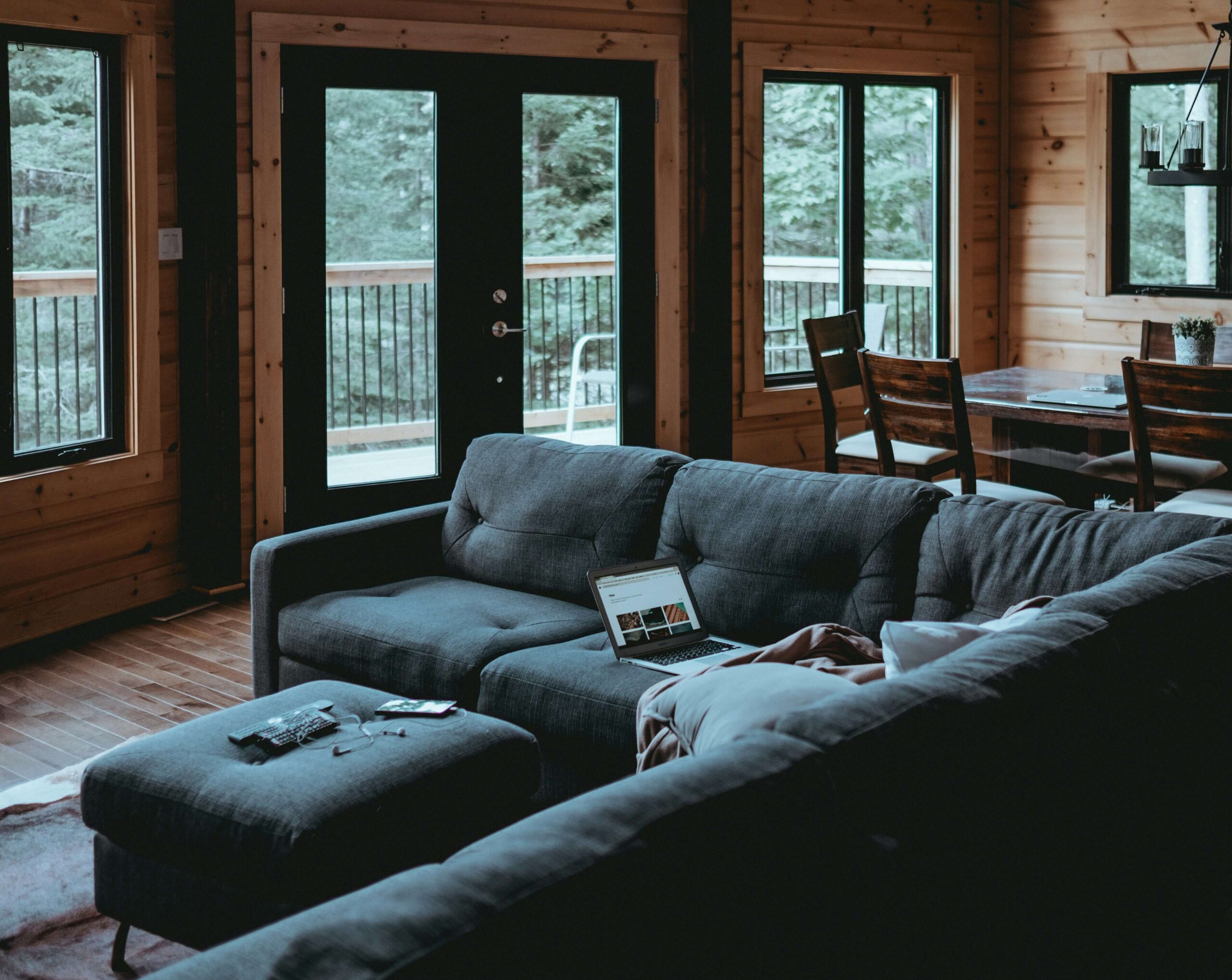 all'interno di una casa nel soggiorno